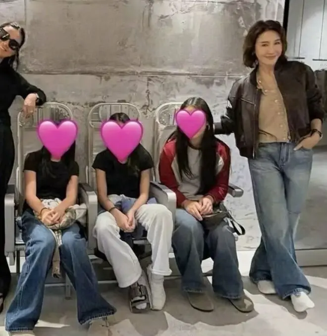 黎姿母女四人上海出游，三个女儿出落亭亭玉立