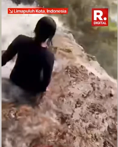 印尼女子躺在瀑布顶端玩水 一个动作让她瞬间坠崖 朋友根本来不及救!