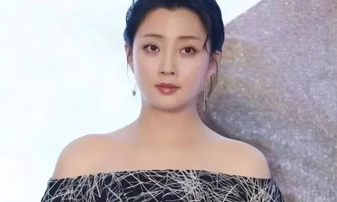 46岁殷桃路人照判若两人，昔日女神变大妈
