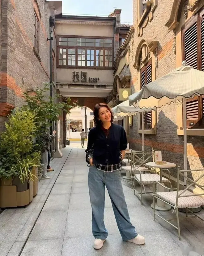 黎姿母女四人上海出游，三个女儿出落亭亭玉立