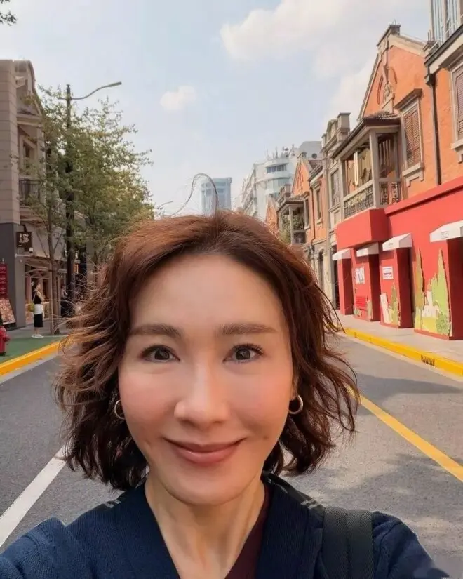 黎姿母女四人上海出游，三个女儿出落亭亭玉立