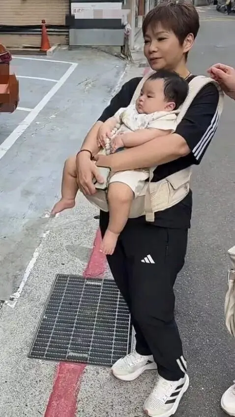 汪小菲带玥儿台湾逛街，玥儿和筱梅超亲近