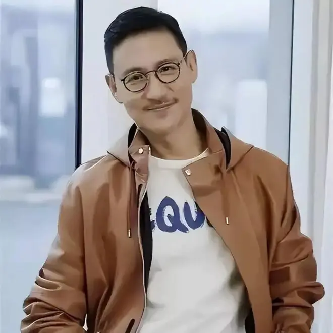 张学友大女儿现身，穿短裙皮罩走欧美火辣风