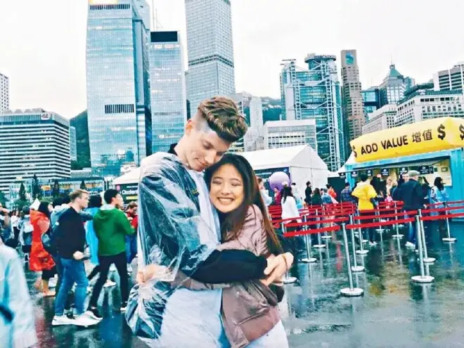 张学友大女儿现身，穿短裙皮罩走欧美火辣风