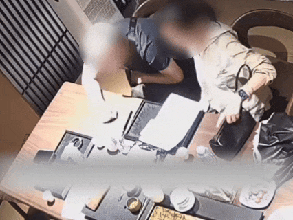 夫妻花67.3万元买两块劳力士，店员劝了2小时后报警