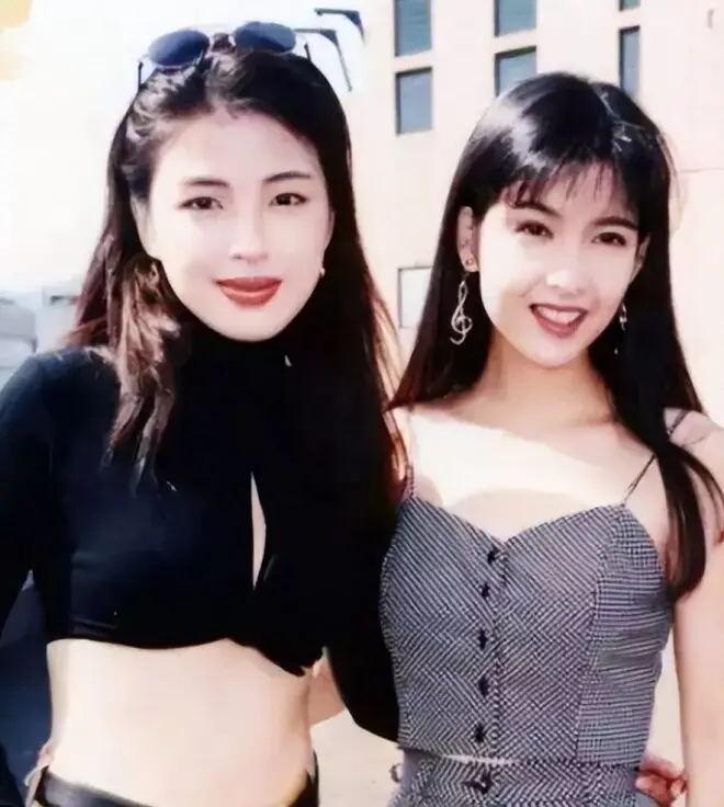 张学友大女儿现身，穿短裙皮罩走欧美火辣风