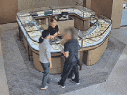 夫妻花67.3万元买两块劳力士，店员劝了2小时后报警
