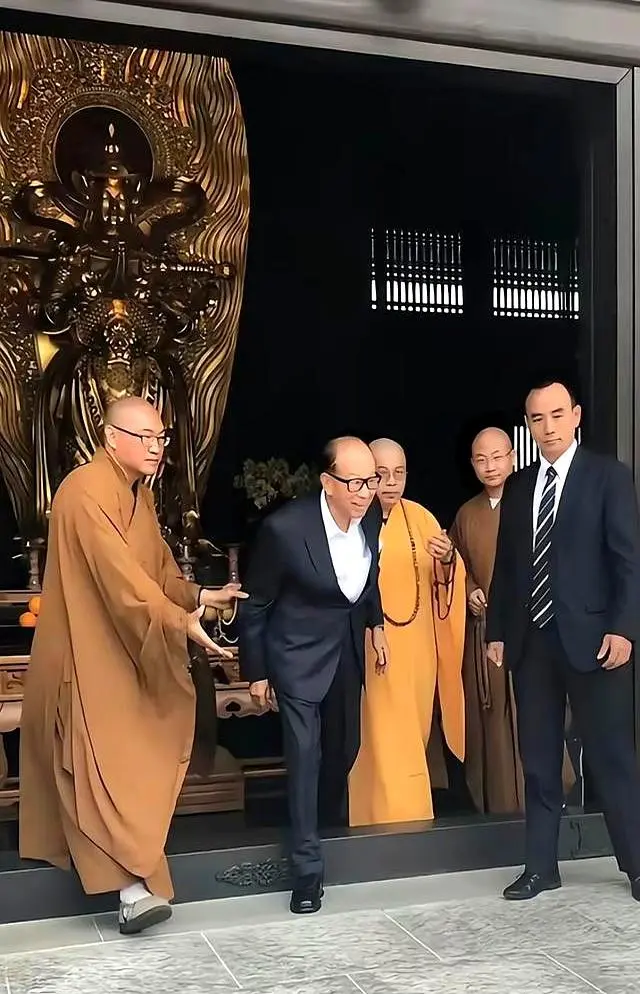 李泽钜、李泽楷现身慈山寺上香、李嘉诚缺席