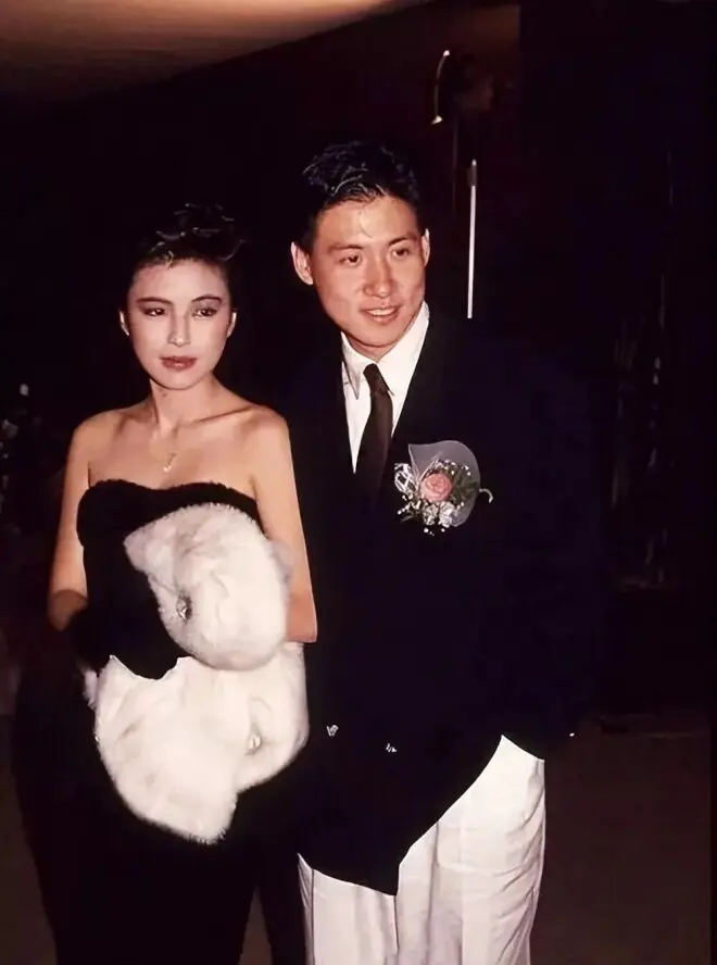 张学友大女儿现身，穿短裙皮罩走欧美火辣风