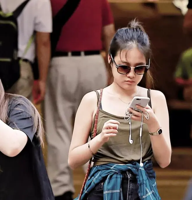 张学友大女儿现身，穿短裙皮罩走欧美火辣风