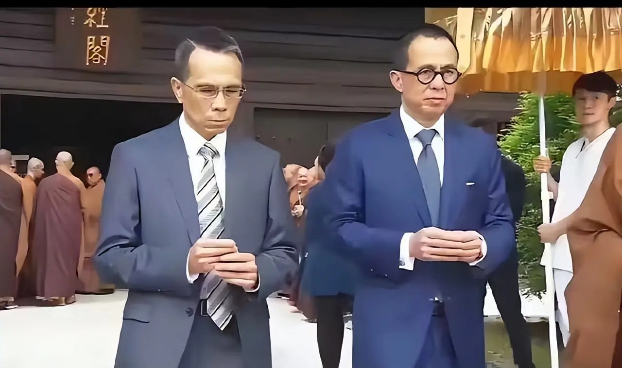 李泽钜、李泽楷现身慈山寺上香、李嘉诚缺席