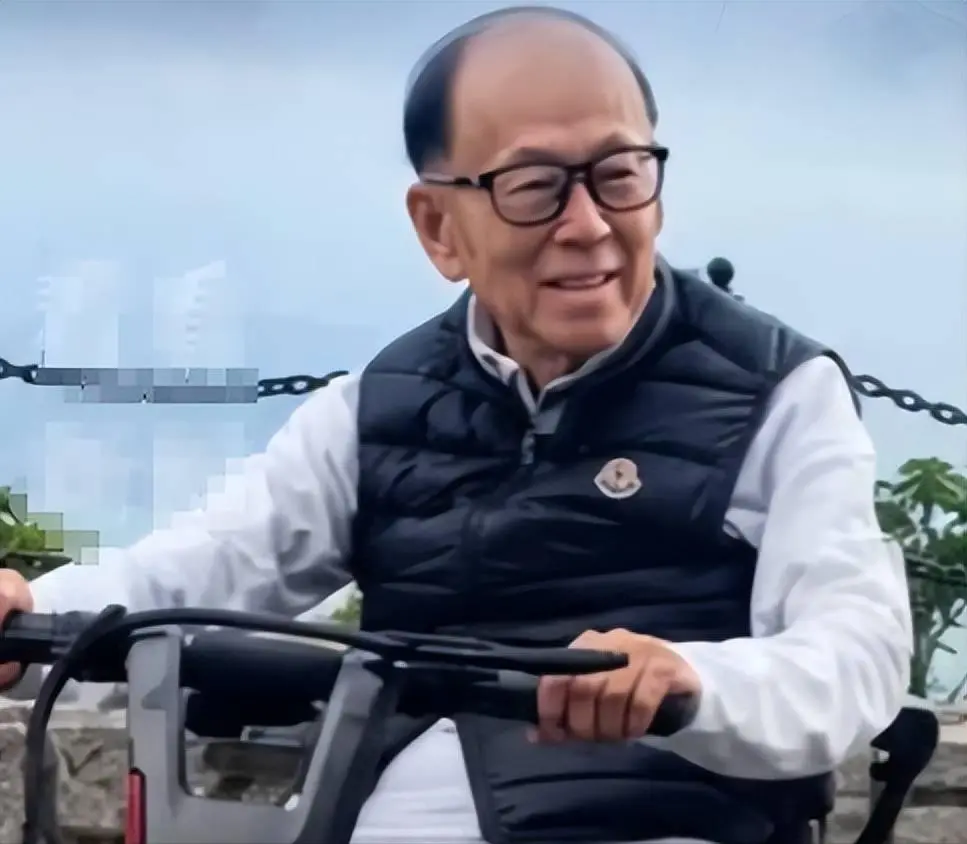 李泽钜、李泽楷现身慈山寺上香、李嘉诚缺席