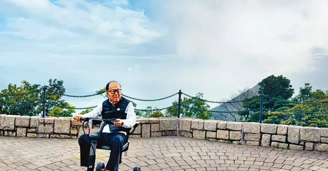 李泽钜、李泽楷现身慈山寺上香、李嘉诚缺席