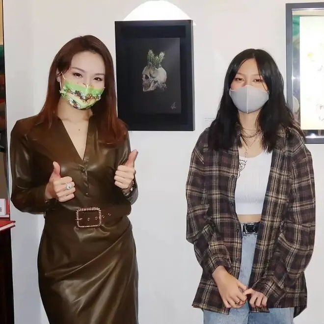 张学友大女儿现身，穿短裙皮罩走欧美火辣风