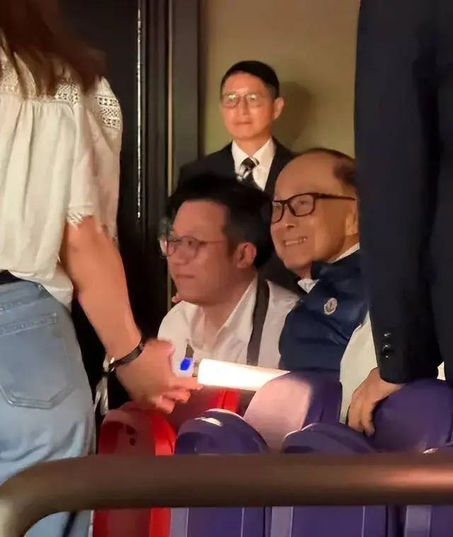 李泽钜、李泽楷现身慈山寺上香、李嘉诚缺席