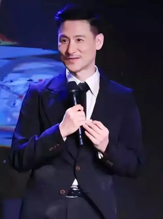 张学友大女儿现身，穿短裙皮罩走欧美火辣风