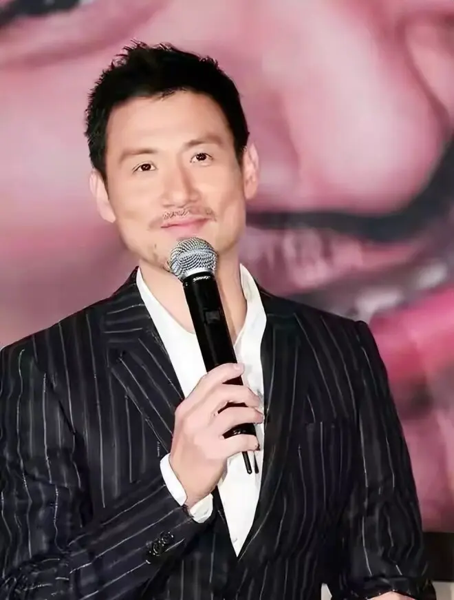 张学友大女儿现身，穿短裙皮罩走欧美火辣风