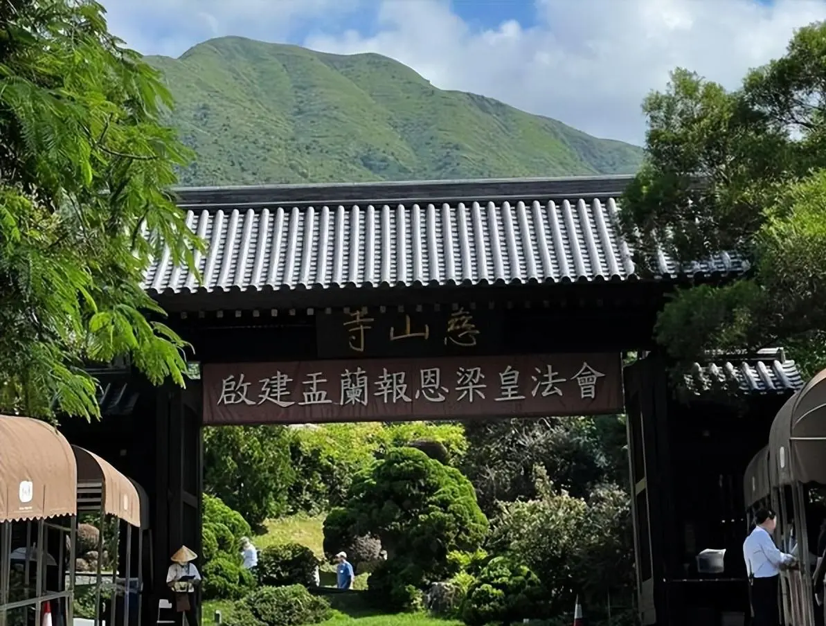 李泽钜、李泽楷现身慈山寺上香、李嘉诚缺席