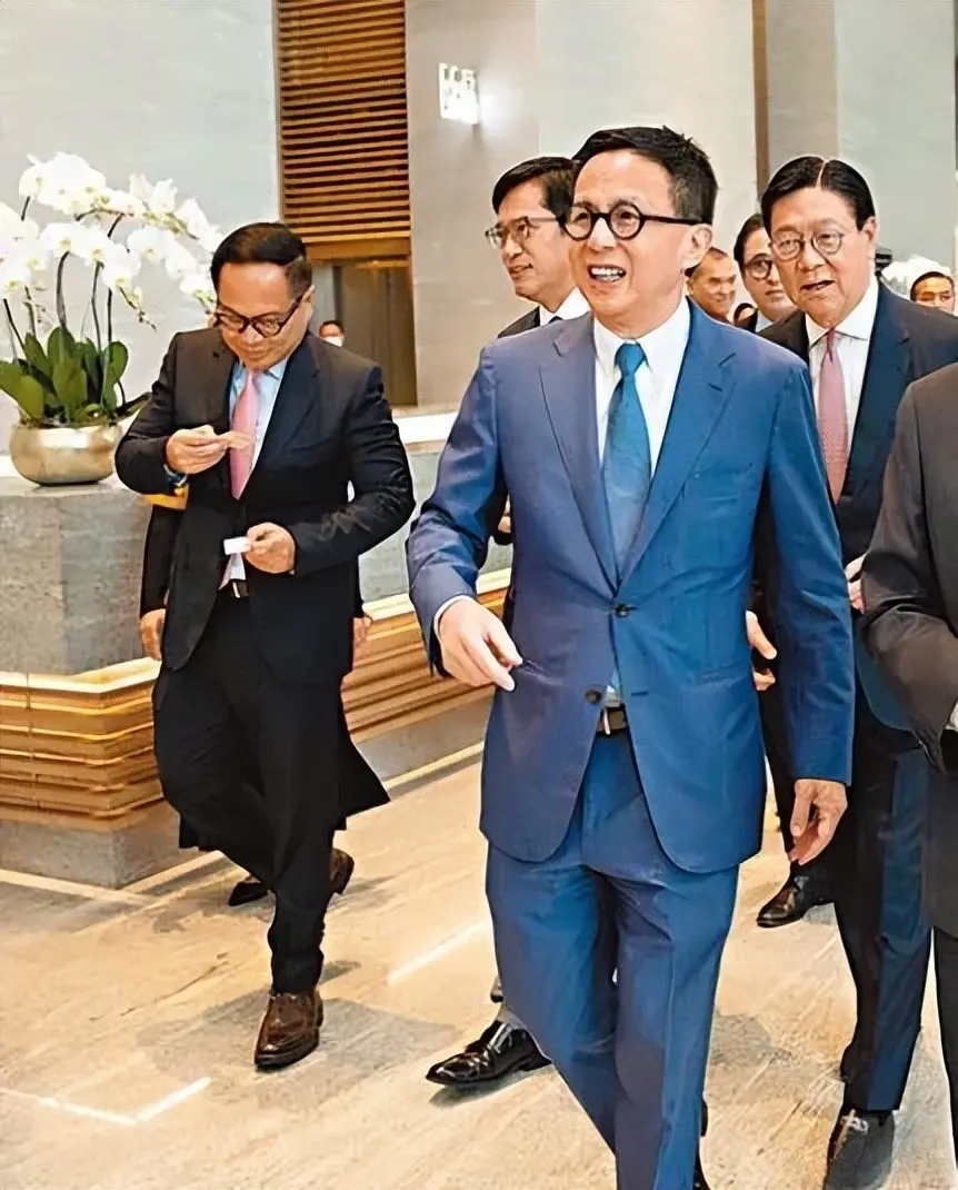 李泽钜、李泽楷现身慈山寺上香、李嘉诚缺席