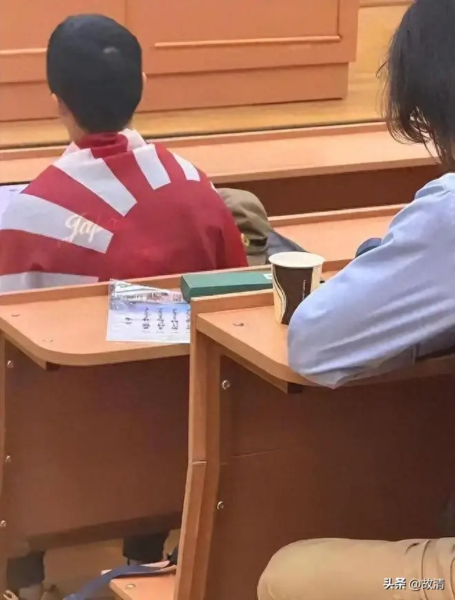 留俄生陈宇昕披旭日旗挑衅，莫大启动调查或开除