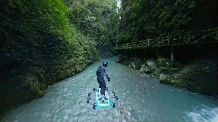 湖北00后自制飞行滑板 成功飞越长江