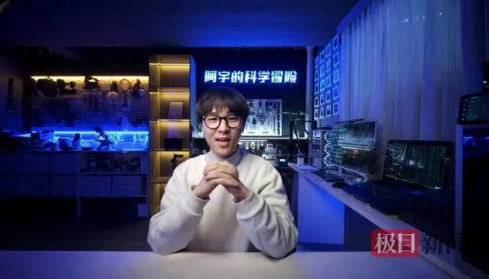 湖北00后自制飞行滑板 成功飞越长江