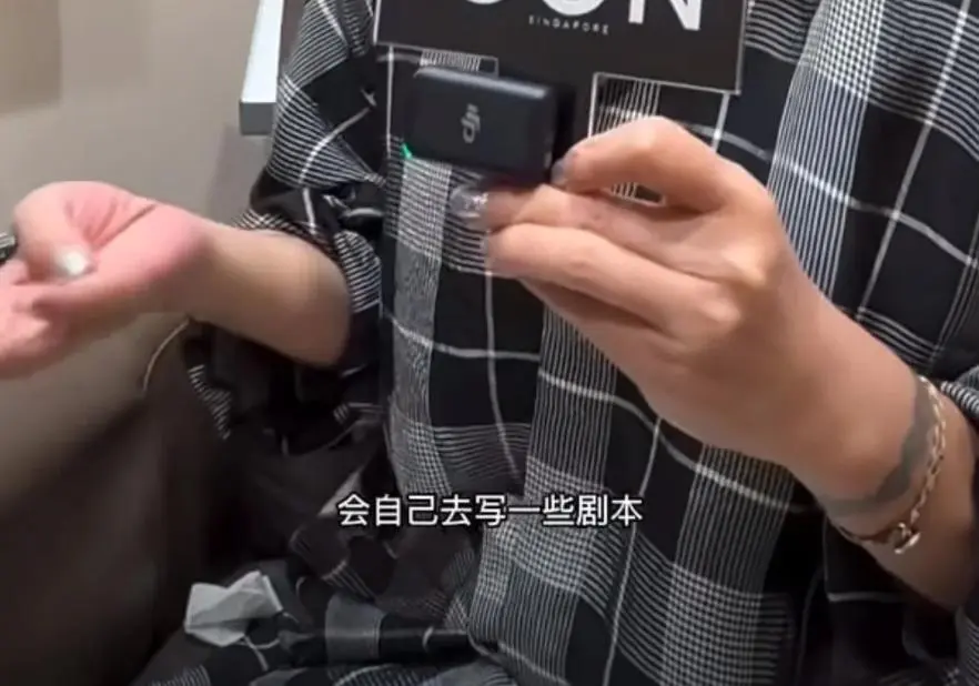 50岁赵薇高调现身新加坡，状态回到30岁