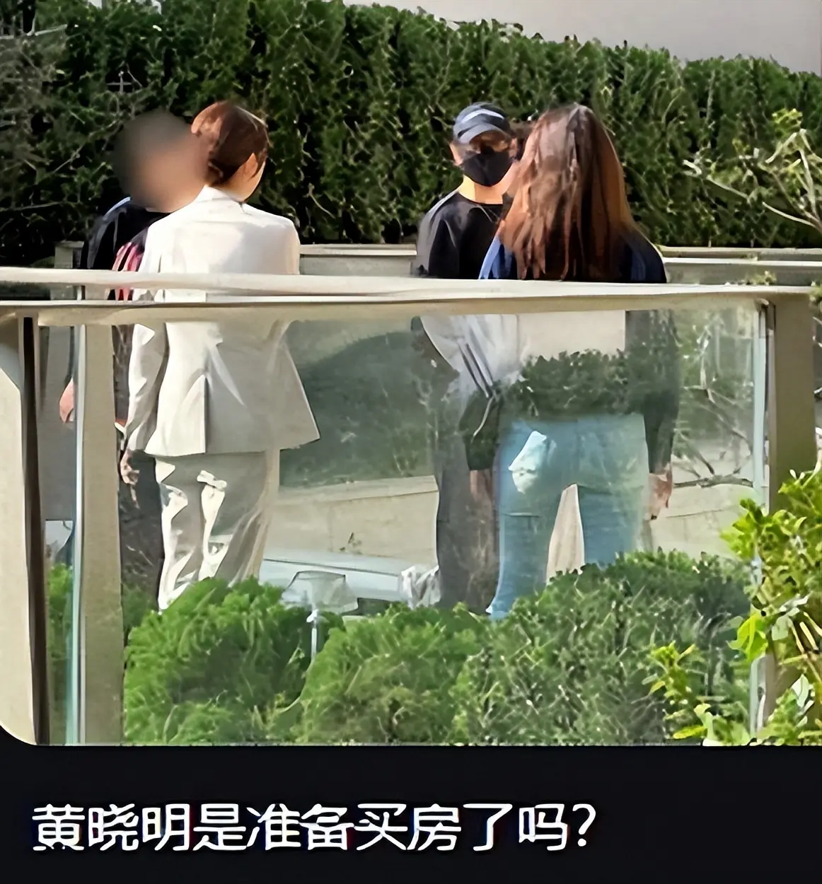 48岁黄晓明现身上海看房，邋遢显老人感