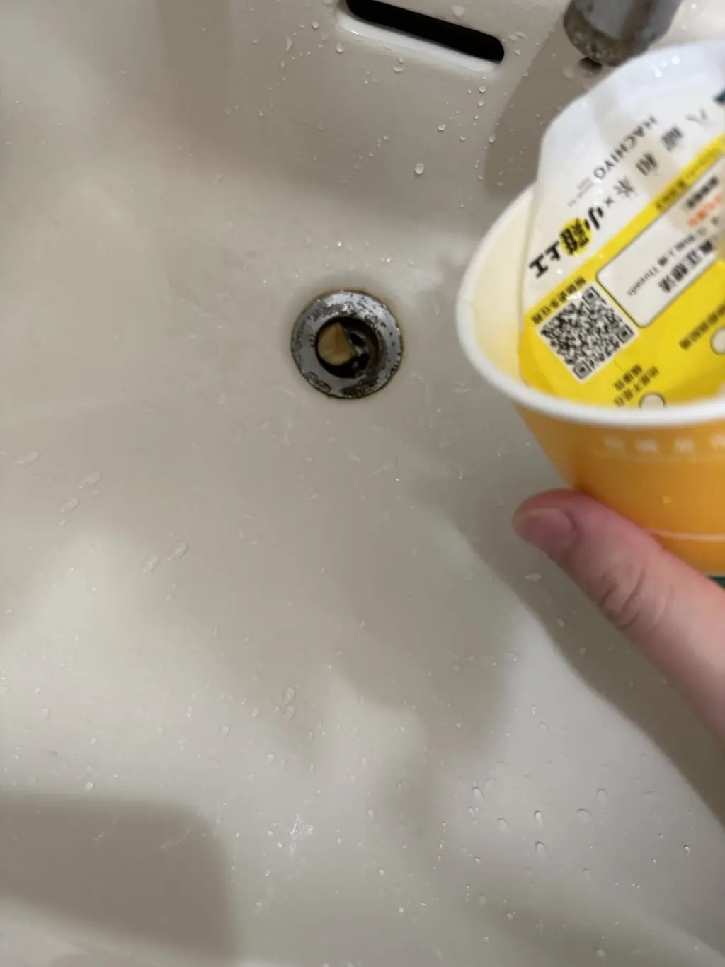 台知名茶饮店饮出“鼻涕虫”！专家警告恐致偏瘫失明