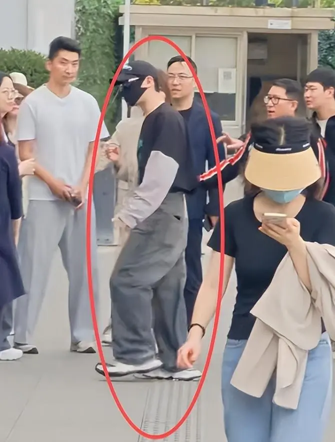 48岁黄晓明现身上海看房，邋遢显老人感