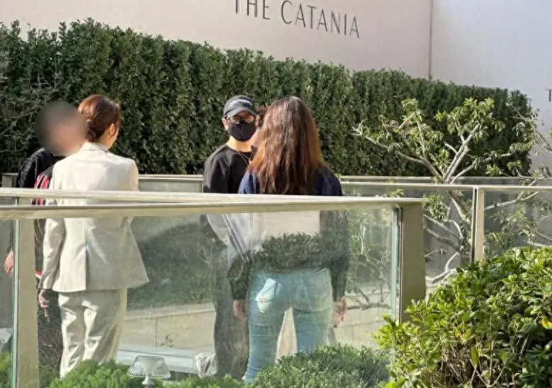 48岁黄晓明现身上海看房，邋遢显老人感