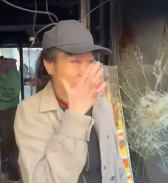 这是就是巴黎! 华人老板娘被一群暴徒打昏在地 醒来商店已烧成灰; 不敢出警