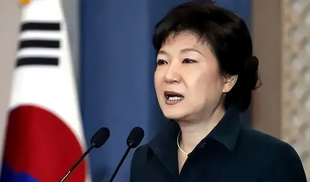 出狱后的朴槿惠生活状态曝光：入住1676平别墅，与小10岁律师相伴