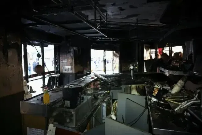 这是就是巴黎! 华人老板娘被一群暴徒打昏在地 醒来商店已烧成灰; 不敢出警