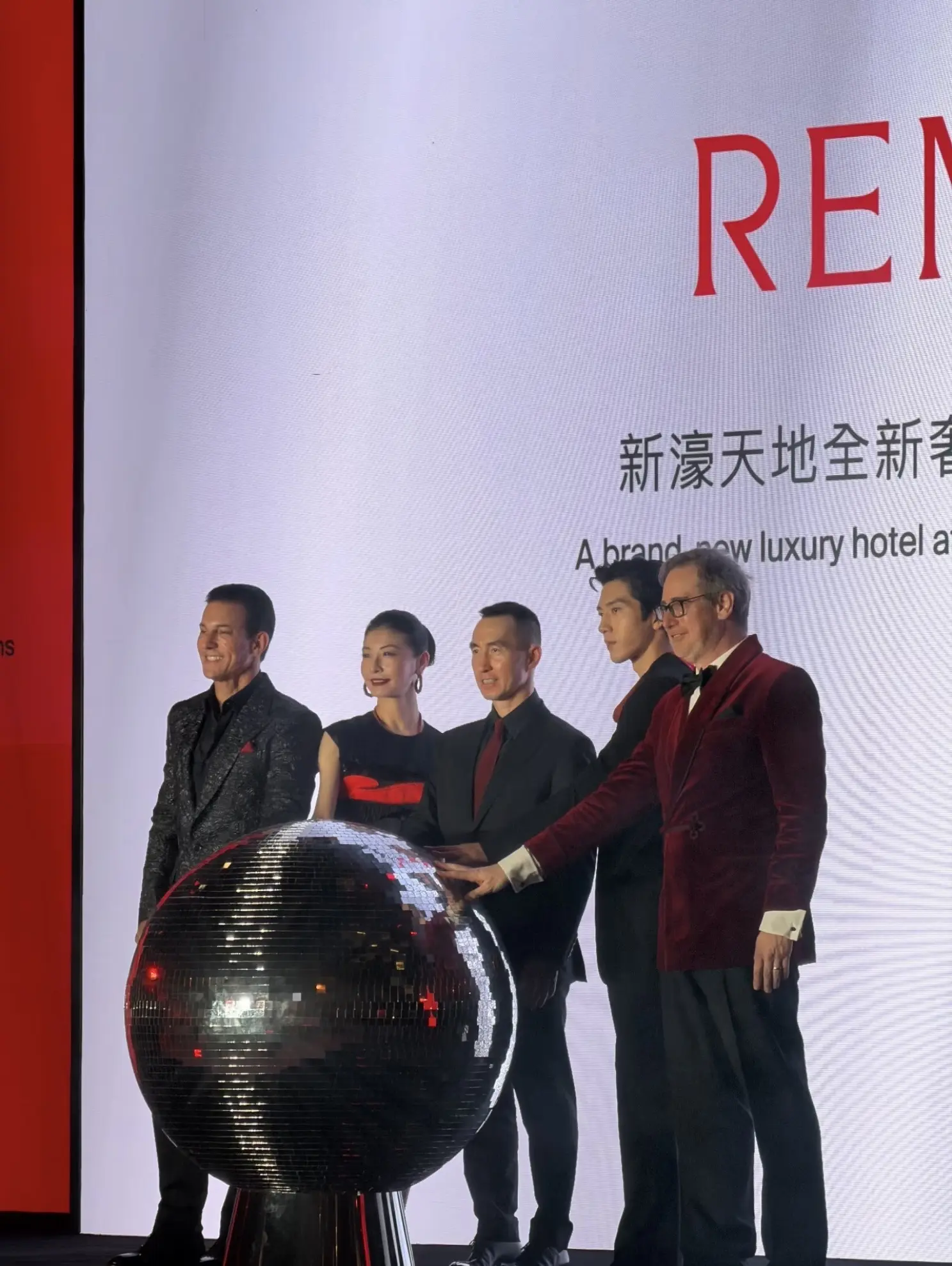 何猷龙澳门新酒店开业，独撑场面未邀家族成员