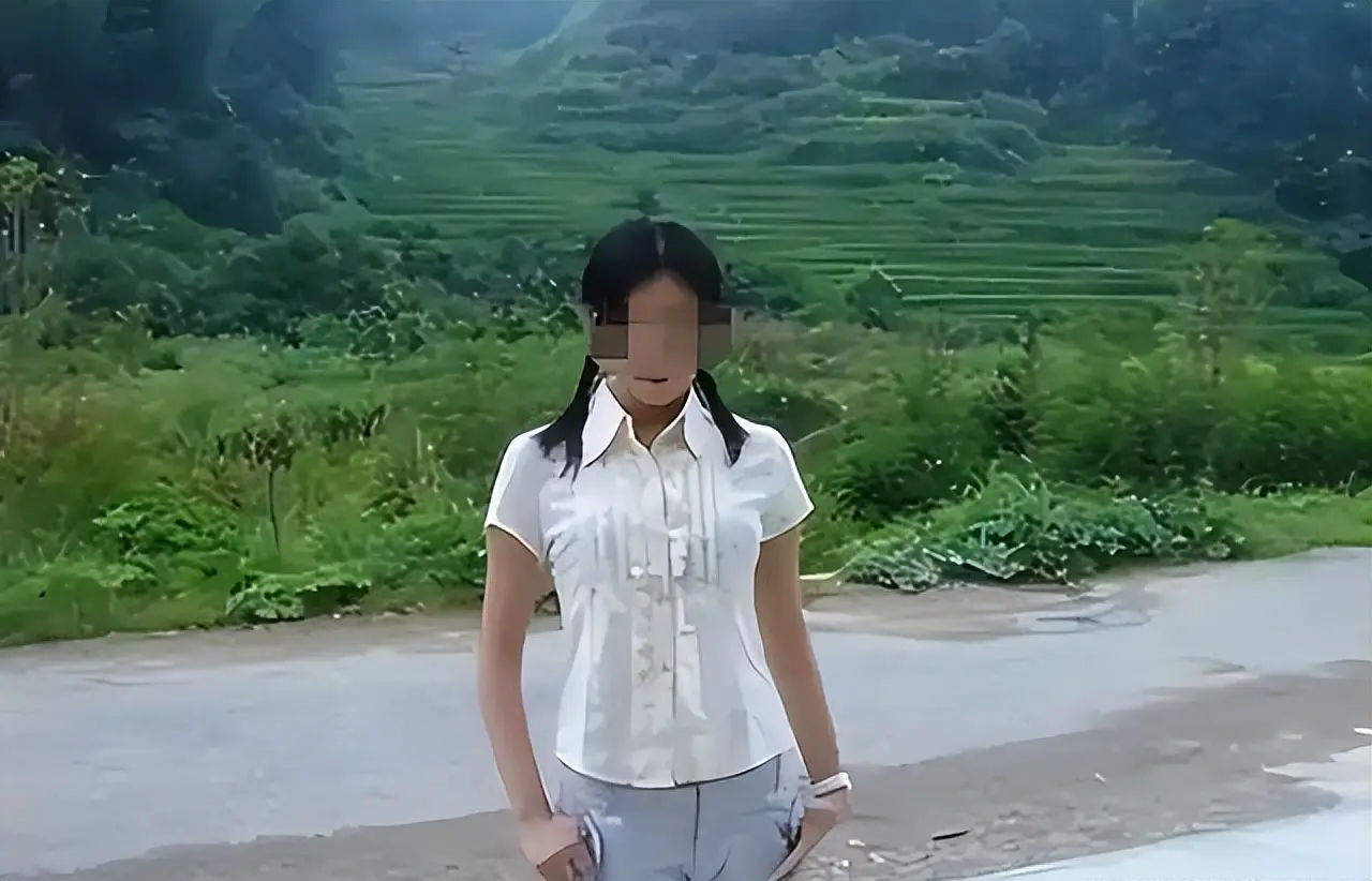 校花被丈夫喂到330斤，沦为赚钱工具