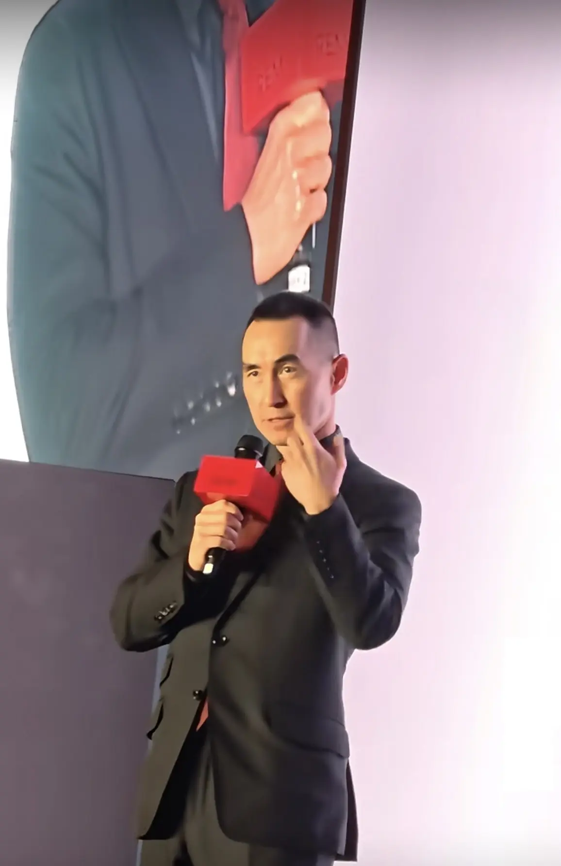 何猷龙澳门新酒店开业，独撑场面未邀家族成员
