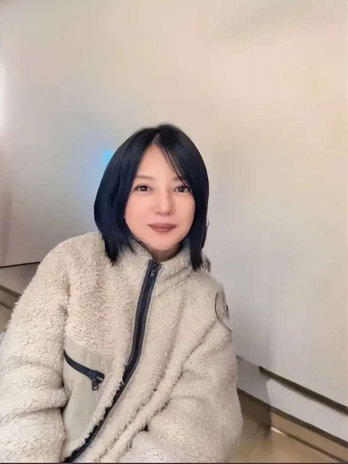 50岁赵薇高调现身新加坡，状态回到30岁