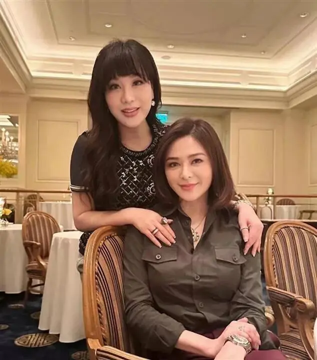 关之琳吕良伟豪宅聚会,衬衫喇叭裤穿出老钱风