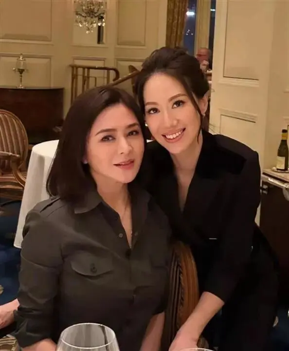 关之琳吕良伟豪宅聚会,衬衫喇叭裤穿出老钱风