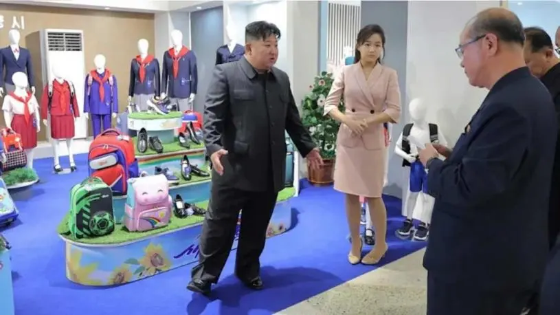 被传脑出血后 金正恩一家参观工业展