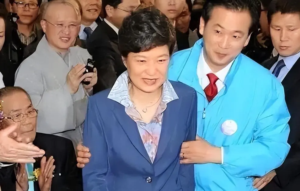 出狱后的朴槿惠生活状态曝光：入住1676平别墅，与小10岁律师相伴