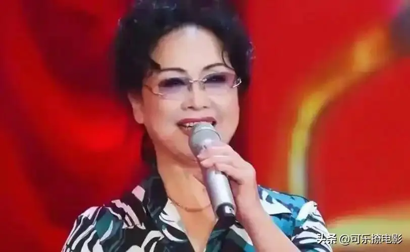82岁李谷一因病缺席春晚4年，北京养病女儿照料
