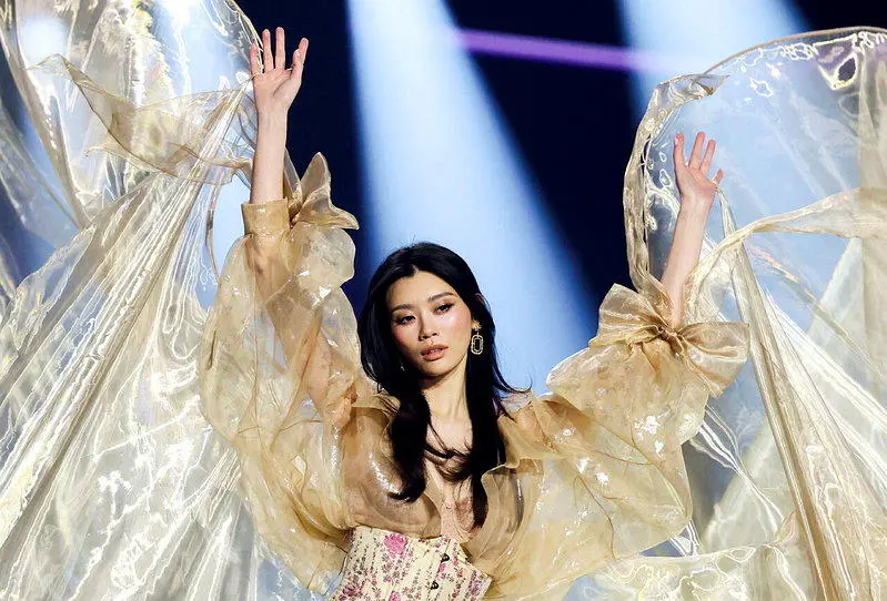 奚梦瑶维密压轴美翻 昔摔倒遭群嘲 产后胖15公斤自律逆袭