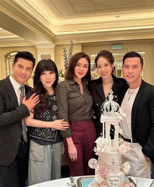 关之琳吕良伟豪宅聚会,衬衫喇叭裤穿出老钱风