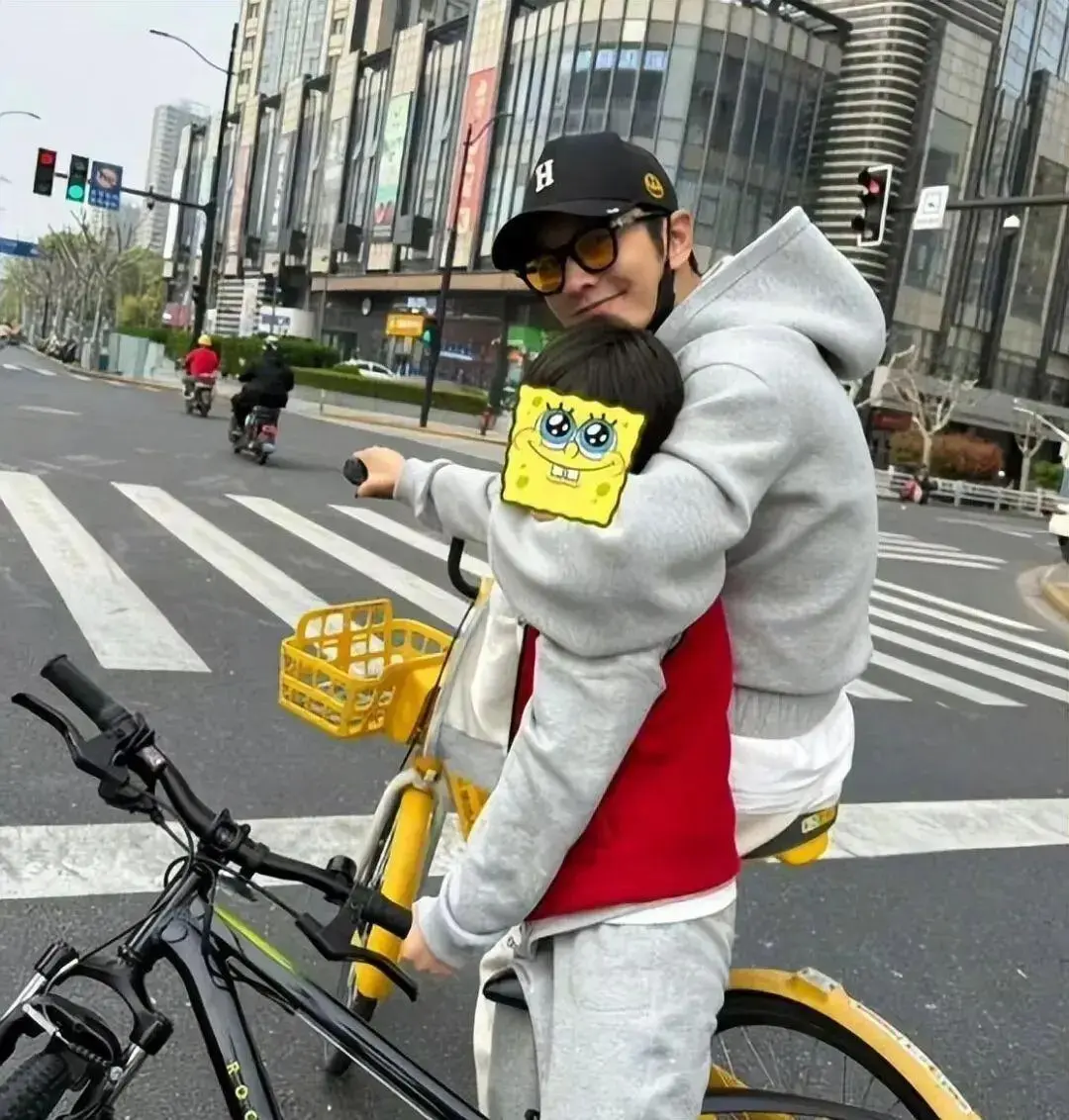 48岁黄晓明现身上海看房，邋遢显老人感