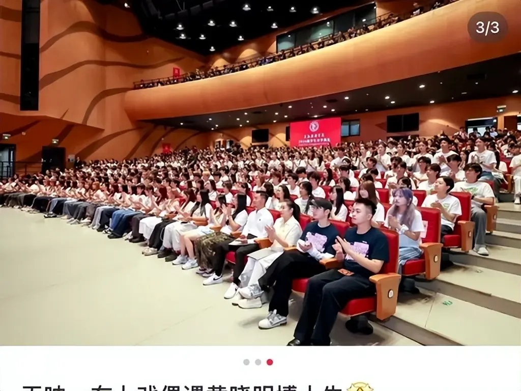 48岁黄晓明现身上海看房，邋遢显老人感