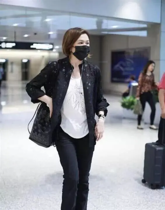 关之琳吕良伟豪宅聚会,衬衫喇叭裤穿出老钱风