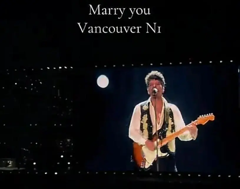 Bruno Mars演唱会浪漫爆棚！男友突然下跪求婚