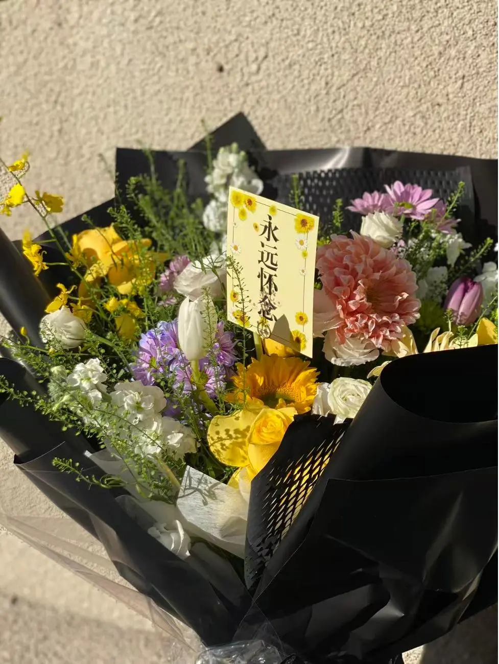 女儿16岁移民 28岁将父亲骨灰葬在异乡